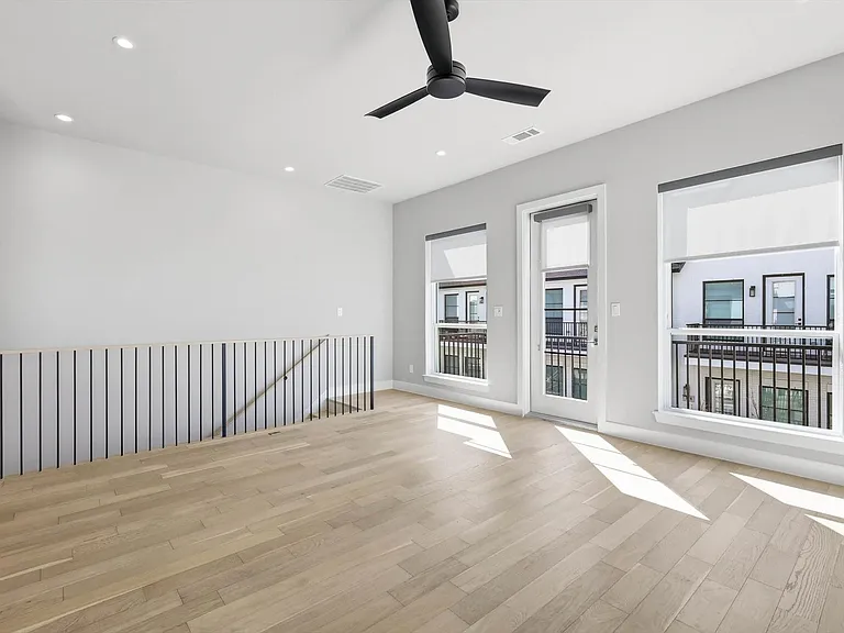 129 Garden Ct E — Photo 14