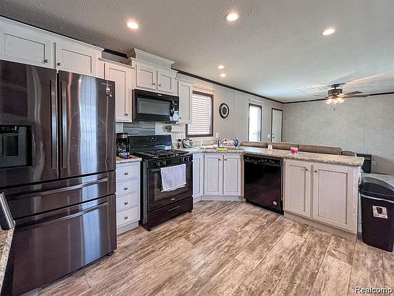 4th image of 321 Prairie Cir