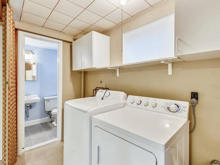 Washer/dryer/powder room