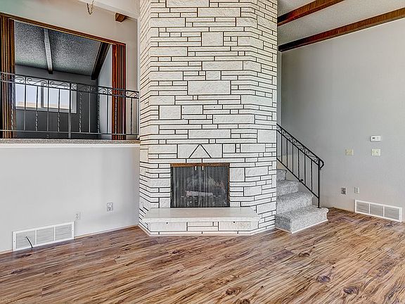 5th image of 306 Country Club Ln