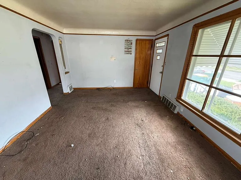 16011 Maplewood Ave — Photo 5