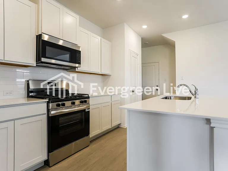 1410 Roaming Oak Bnd — Photo 3