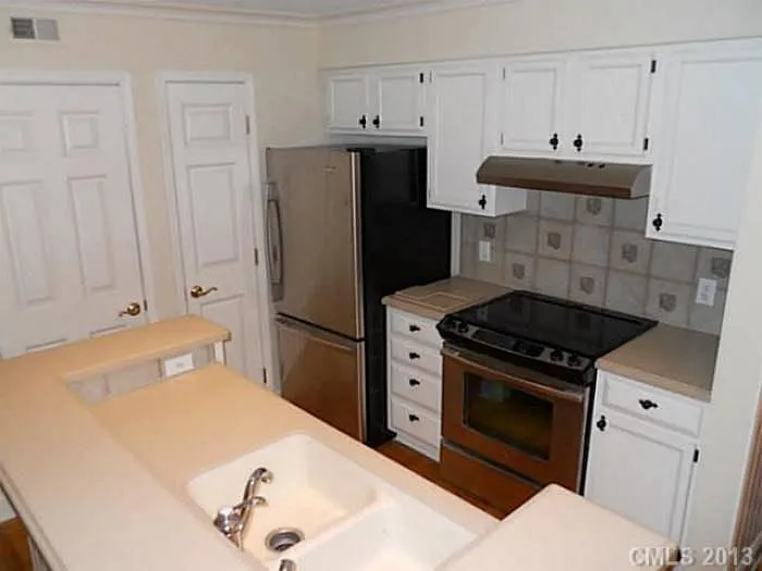 Kitchen - 413 W 8th St #A