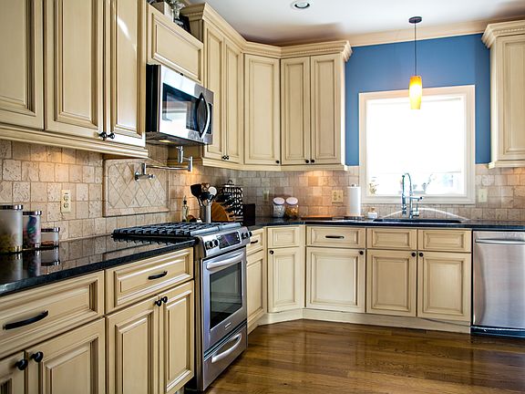 5th image of 825 W Houstonia Ave
