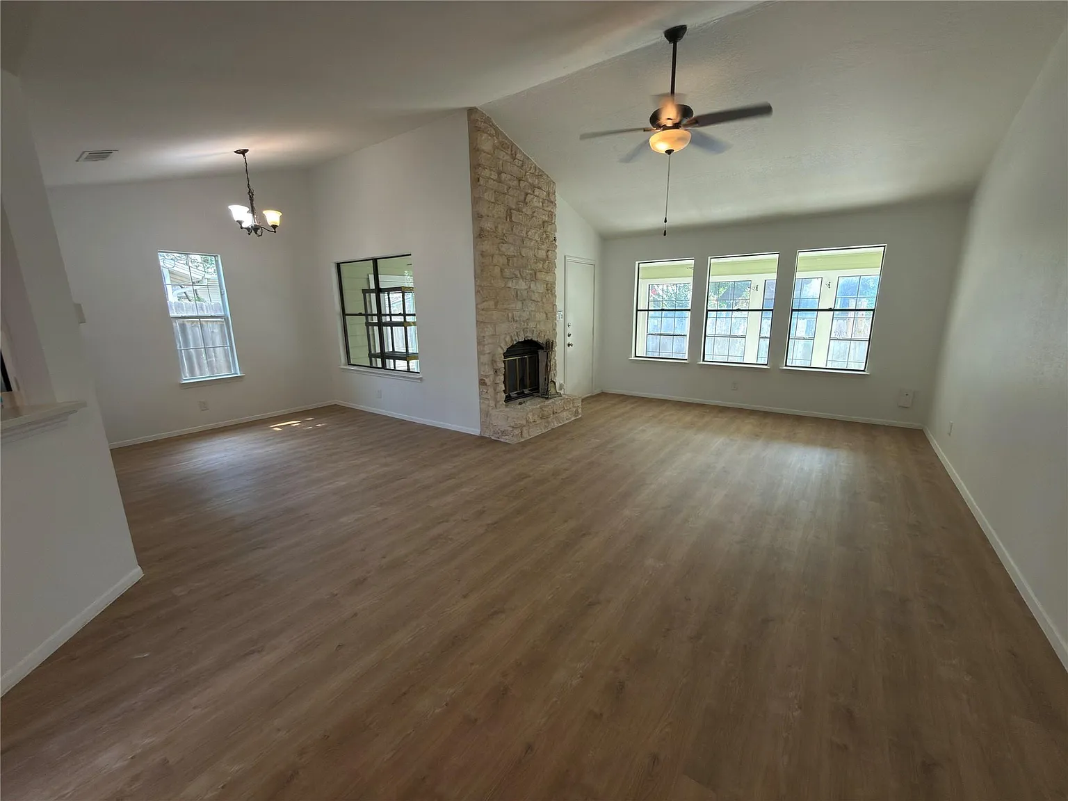 3 bed, 2.0 bath, 1353 sqft, $2,000 — Photo 2
