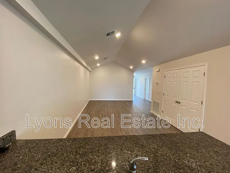 604 Skyline Blvd — Photo 10