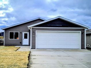 826 Heritage St, Belle Fourche, SD 57717