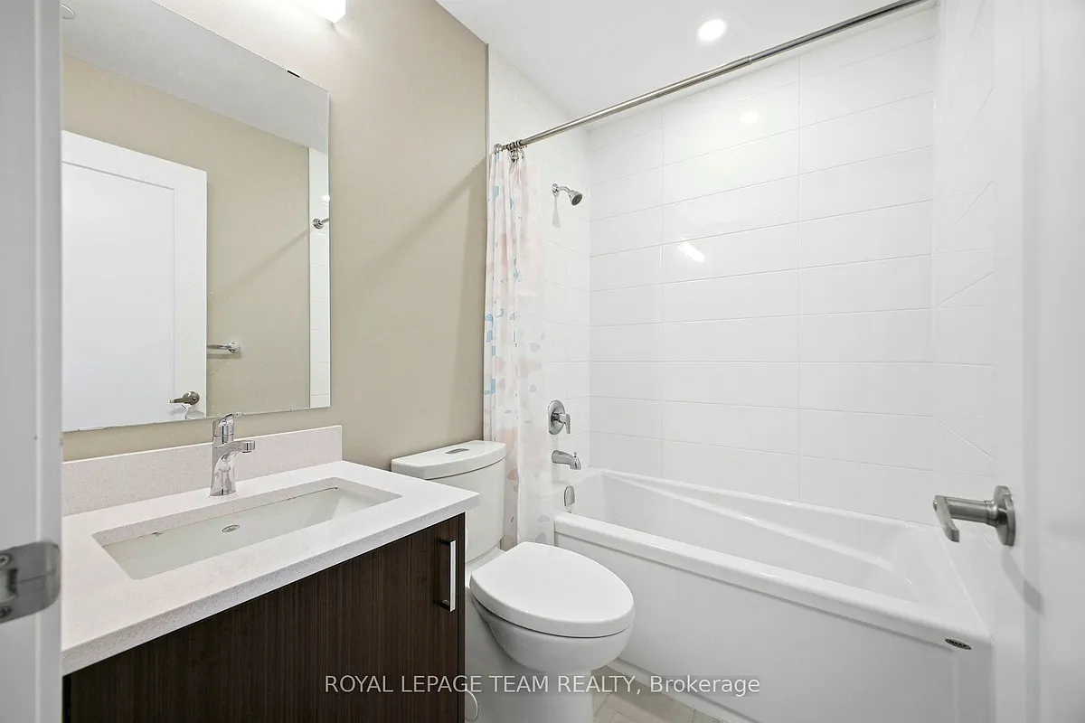 Building Photo - 360 Deschatelets Ave E #209