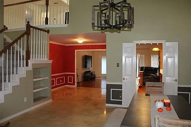 2021 Livingston Ln — Photo 3