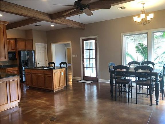 4th image of 27 Fairway Oaks Dr
