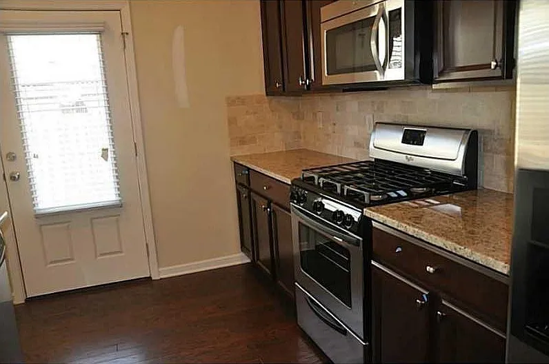 3 bed, 2.5 bath, 1925 sqft, $2,300 — Photo 4
