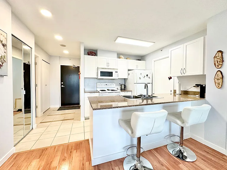 933 Hornby St #608 — Photo 9