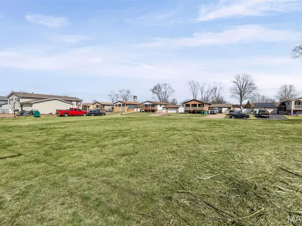 844 Saint Benedict Dr, Cahokia, IL 62206