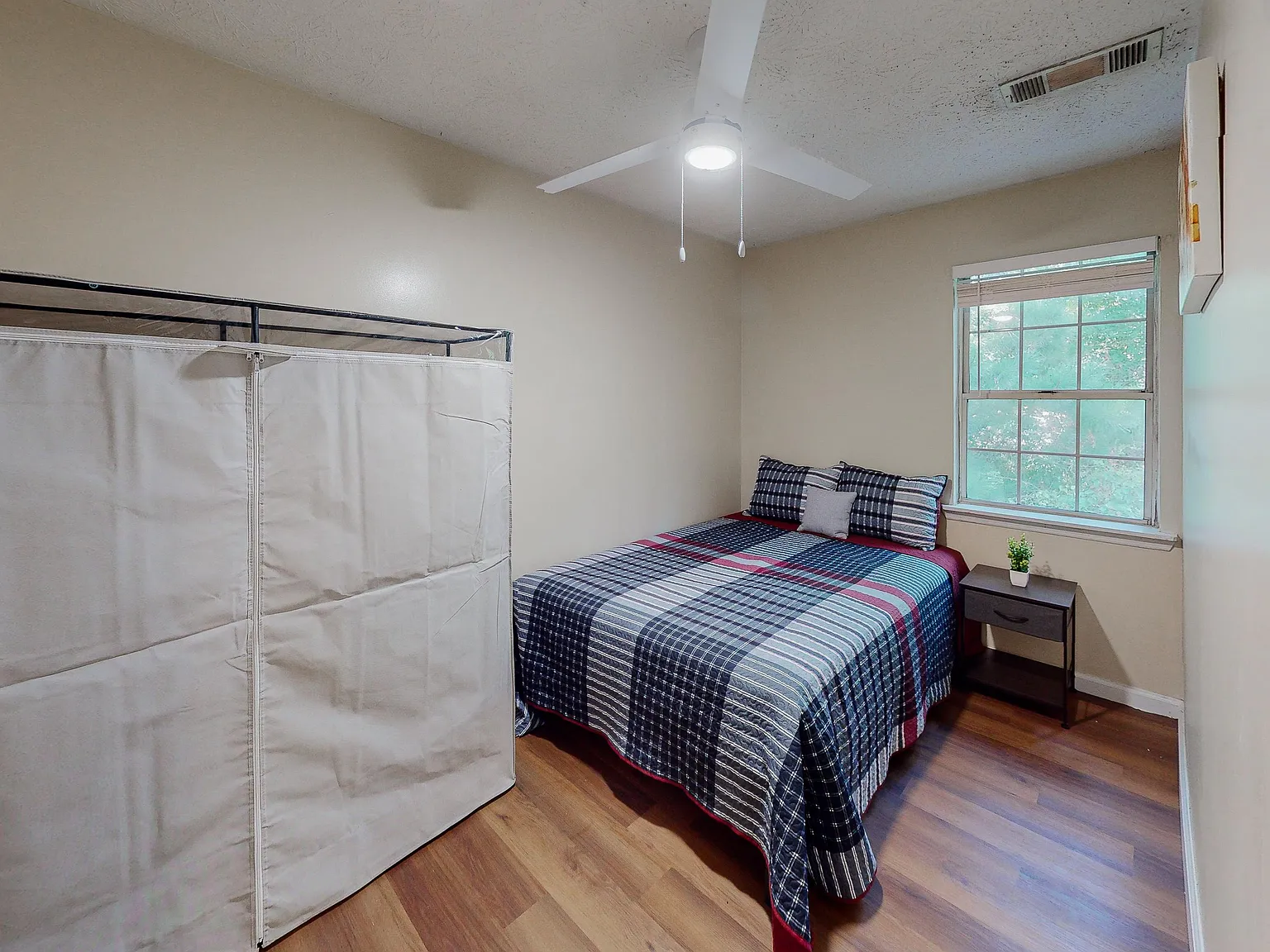 4 bed, 2.5 bath, 1250 sqft, $719 — Photo 2