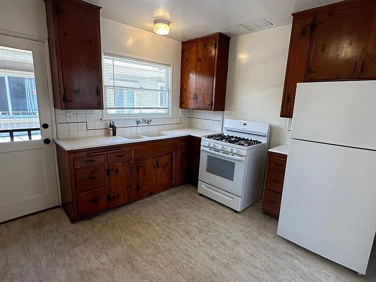 2146 N Beachwood Dr #4 — Photo 6