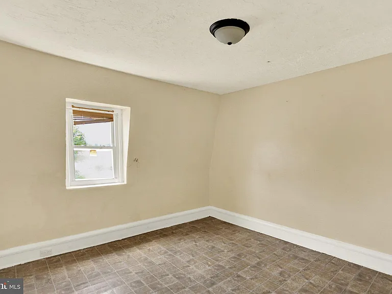 234 W Douglass St — Photo 26