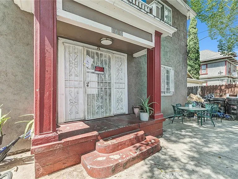 166 E 36th Pl — Photo 4