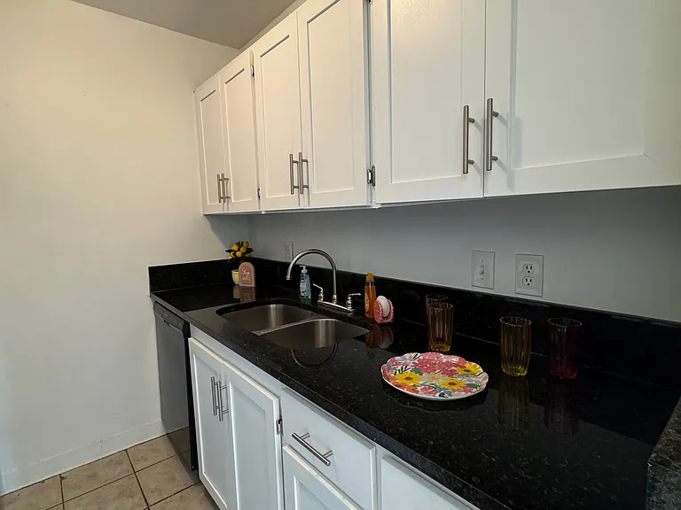 Executive House Apartments — Photo 10