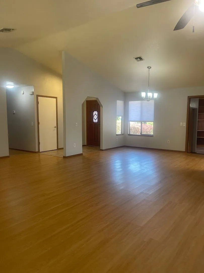 Spacious 3 Bed 2 Bath With Bonus Room / Den In The Country Oaks Subdivision — Photo 4