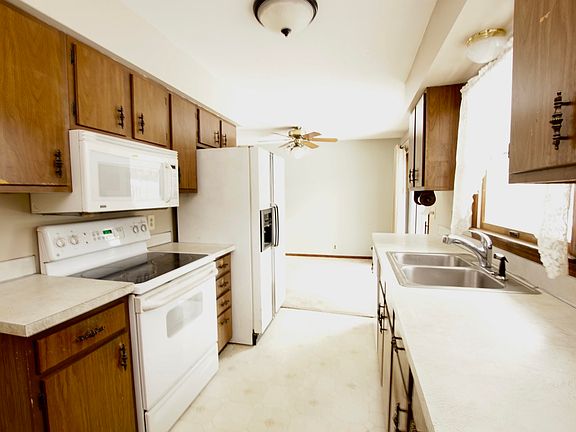 4th image of 15081 Groesbeck St