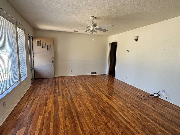 1206 E 11th Pl — Photo 3