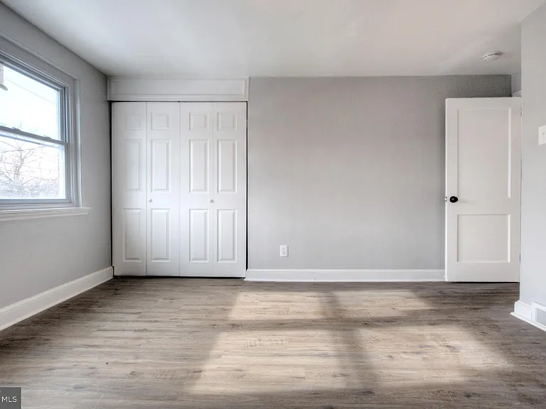 1327 Jackson St — Photo 32