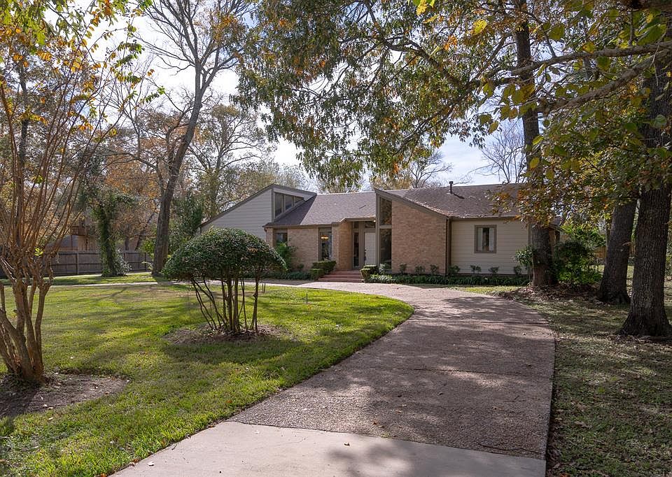 1st image of 2402 Pine Dr