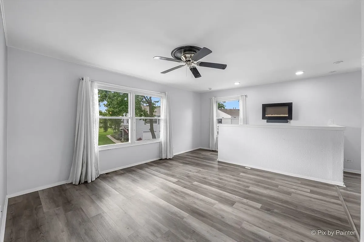 3 bed, 1.5 bath, 999 sqft, $2,100 — Photo 4