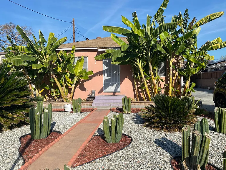 1381 E Acacia Ave — Photo 2