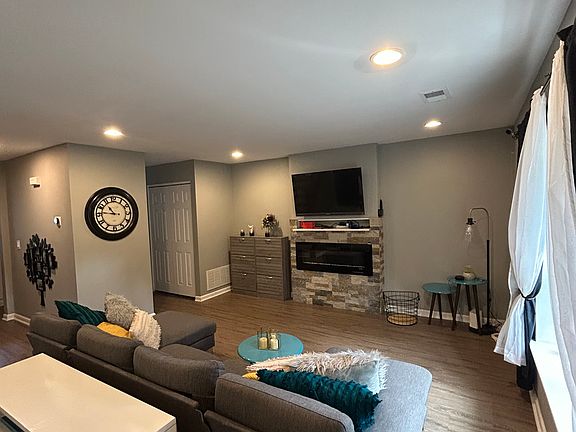 4th image of 448 Saint Giles Ct