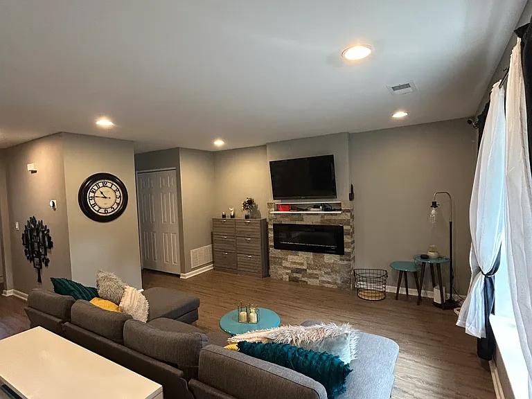 448 Saint Giles Ct — Photo 4
