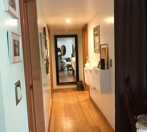 Corridoor with 3 rooms total down towards end