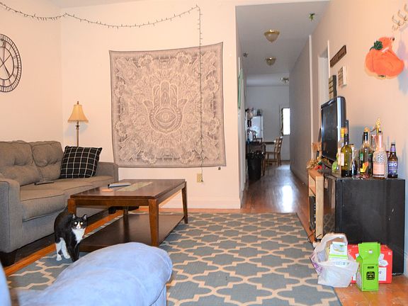 3rd image of 33 Egremont Rd APT 4