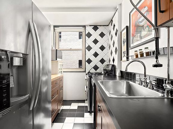 4th image of 63 E 9th St APT 4U