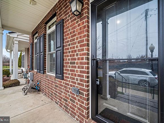 3rd image of 639 W Mulberry St