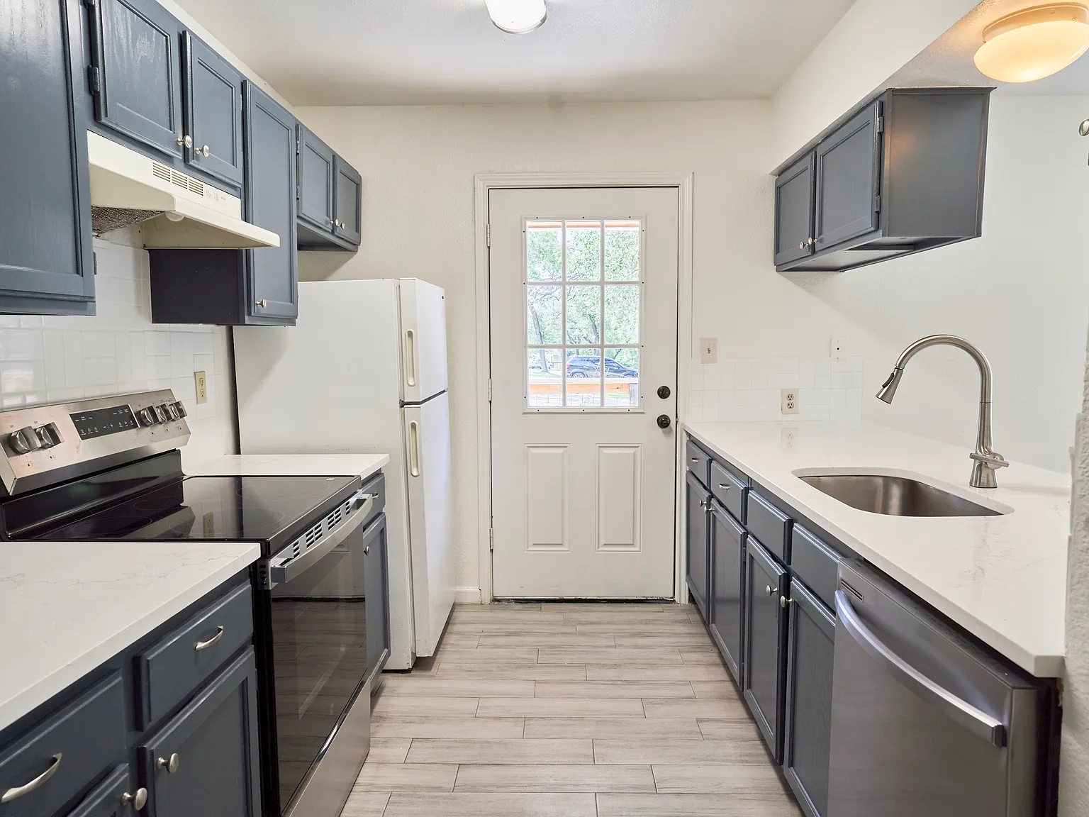 2 bed, 1.5 bath, 900 sqft, $1,250 — Photo 1