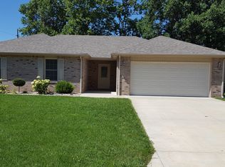 1052 Holly Dr, Seymour, IN 47274