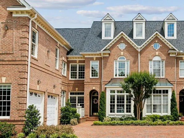 3853 Lewiston Pl, Fairfax, VA 22030
