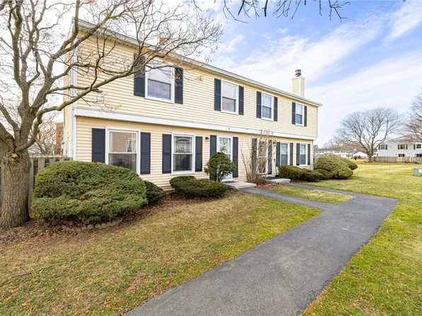 4 Clearfield Dr, Webster, NY 14580