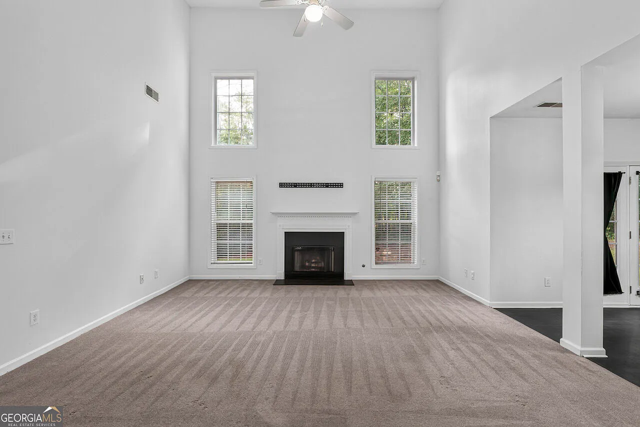 5 bed, 4.0 bath, 3304 sqft, $2,895 — Photo 2