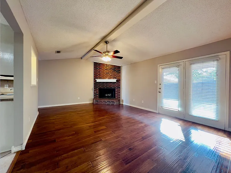 6904 Genoa Ave — Photo 8