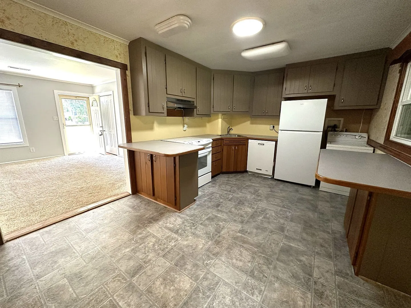 Charming 3BR/1.5BA Home in Oxford Heights Subdivision — Photo 3