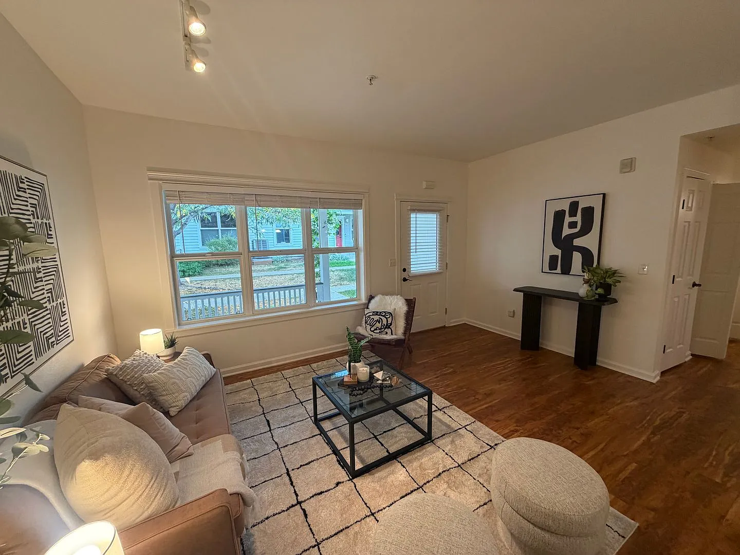 Bright & Modern 2 Bed / 2 Bath Condo — Photo 4