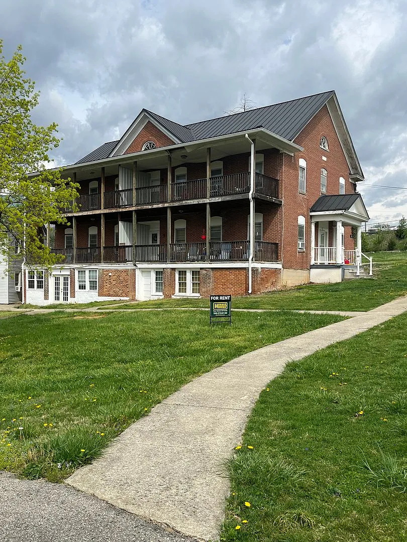 College Drive Apartments — Photo 2