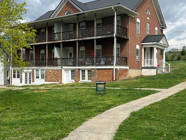 211 College Dr — Photo 23