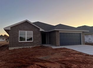 921 Hazy Brook Cir, Chickasha, OK 73018