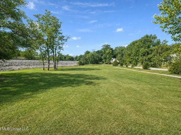 401 Nicholson Ave, Waveland, MS 39576