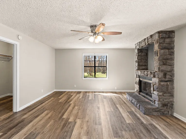 917 Crockett Ct — Photo 5