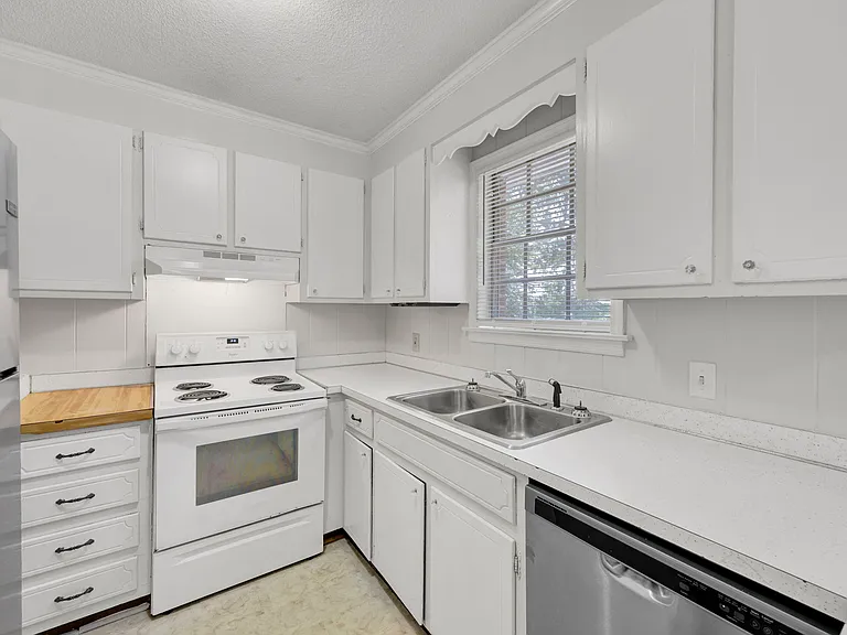 2900 Holt Dr — Photo 10