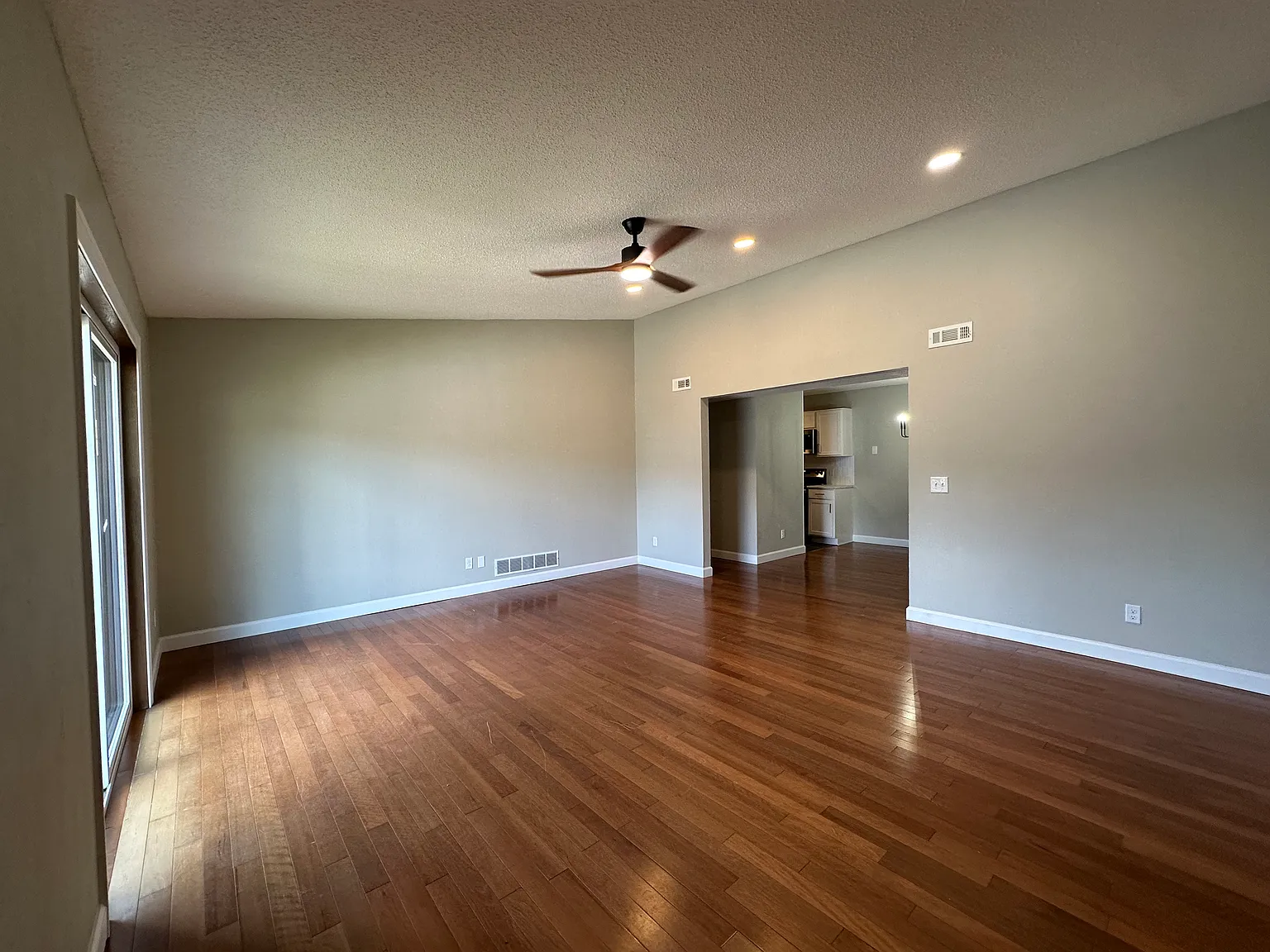 3 bed, 1131 sqft, $1,350 — Photo 3